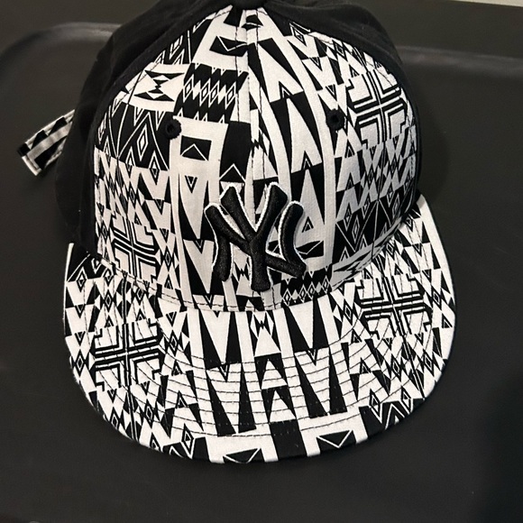 Limited / Unique - New York Yankees hat ballcap *SAMPLE* Black White Graphic - Picture 1 of 6